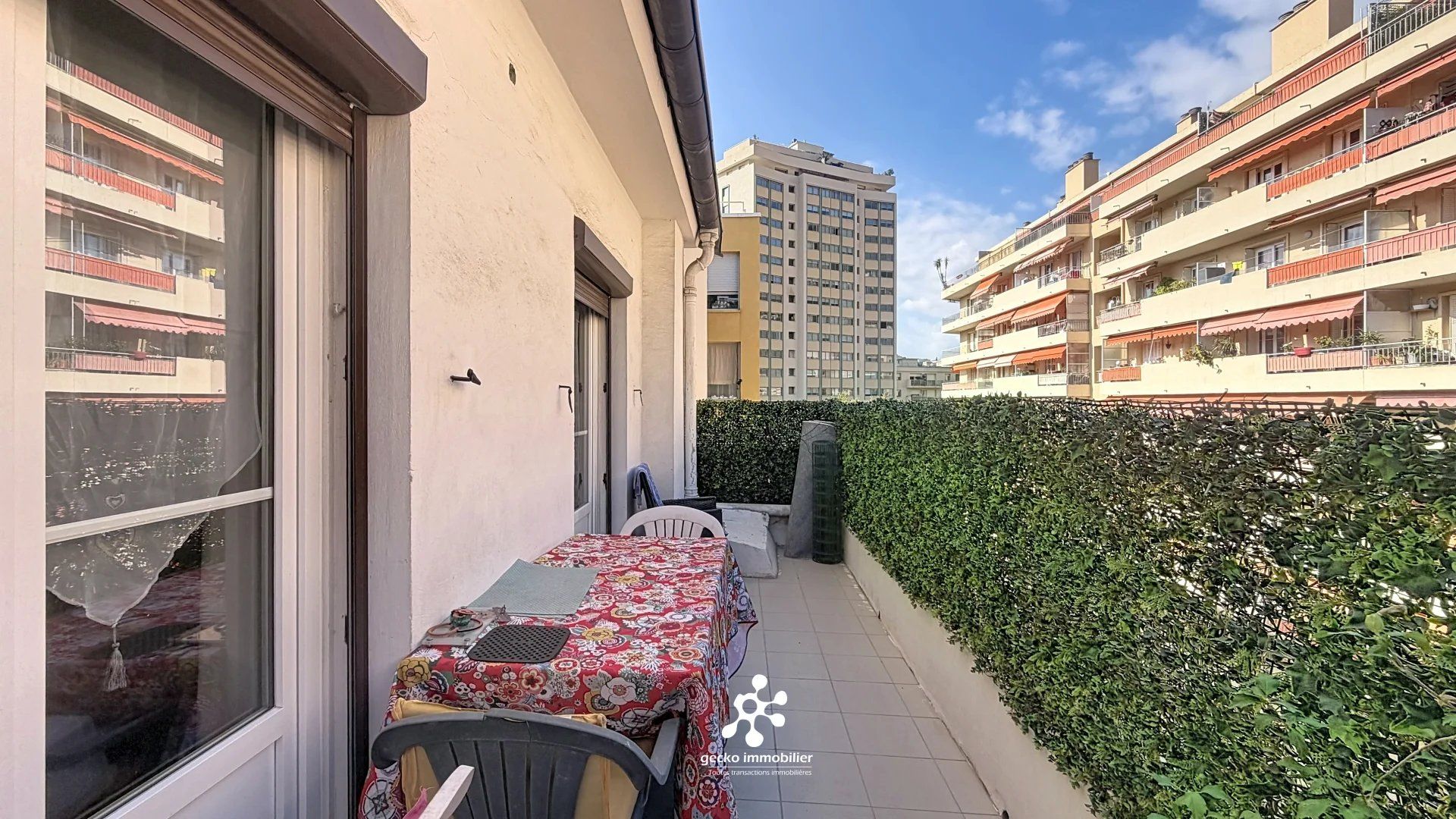Saint-Roch – 3 pièces dernier étage traversant avec balcon filant et terrasse