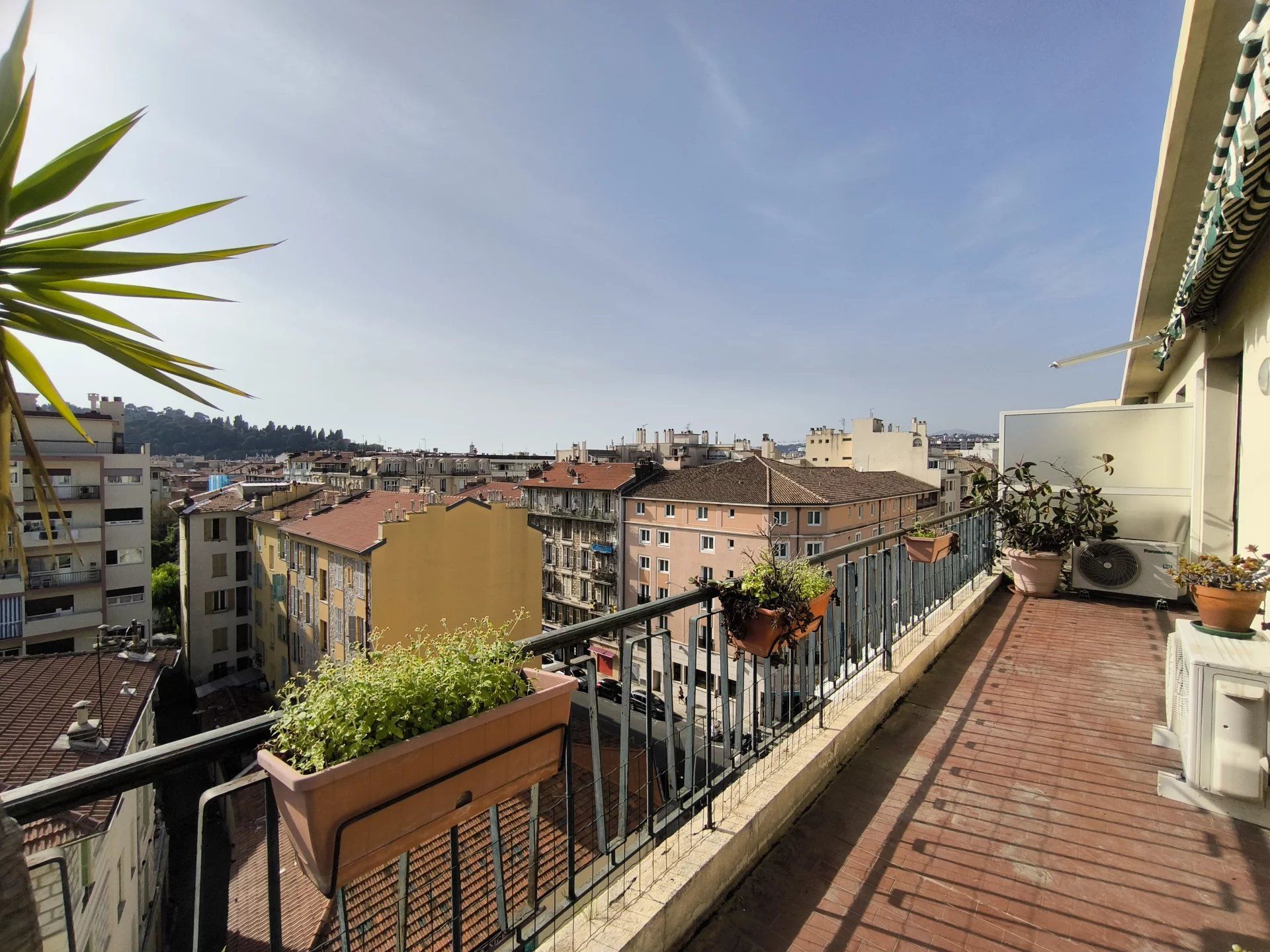 NICE LE PORT -2 PIECES DERNIER ÉTAGE - RARE -  AVEC TERRASSE 20M2 ET VÉRANDA